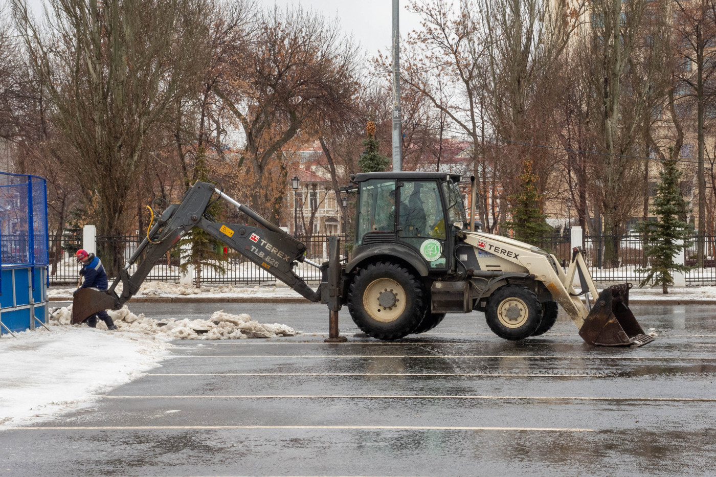 экскаватор-погрузчик TEREX TLB825. г. Самара, пл. им. В. В. Куйбышева