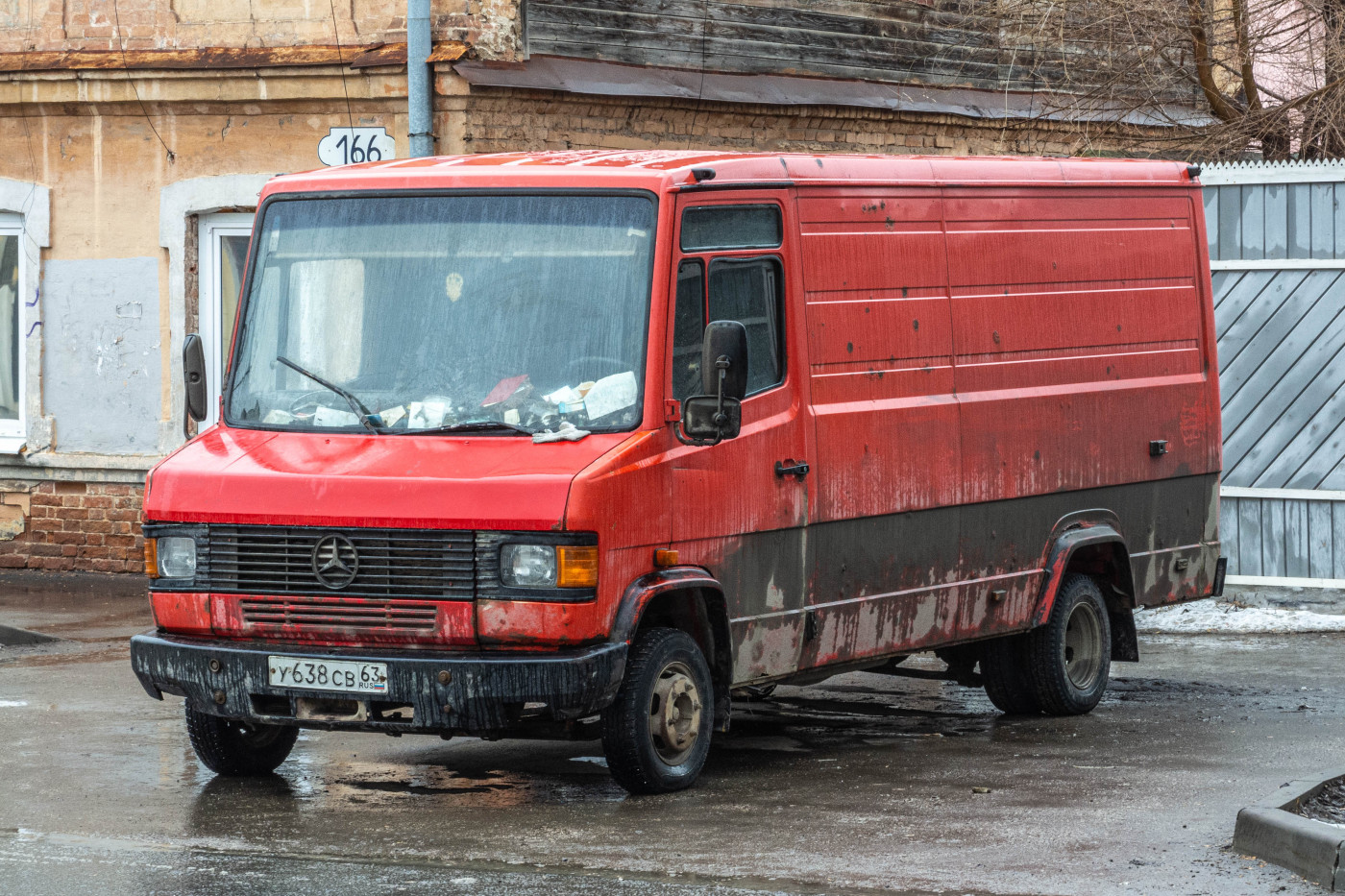 цельнометаллический фургон Merscedes-Benz TN #У638СВ63. г. Самара, ул. Чапаевская