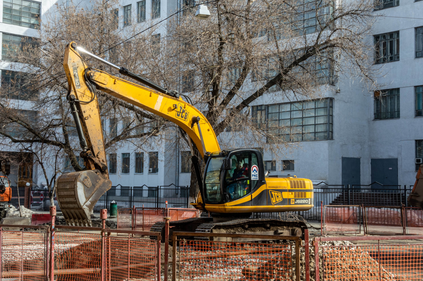 экскаватор JCB JS220SC. г. Самара, ул. Фрунзе