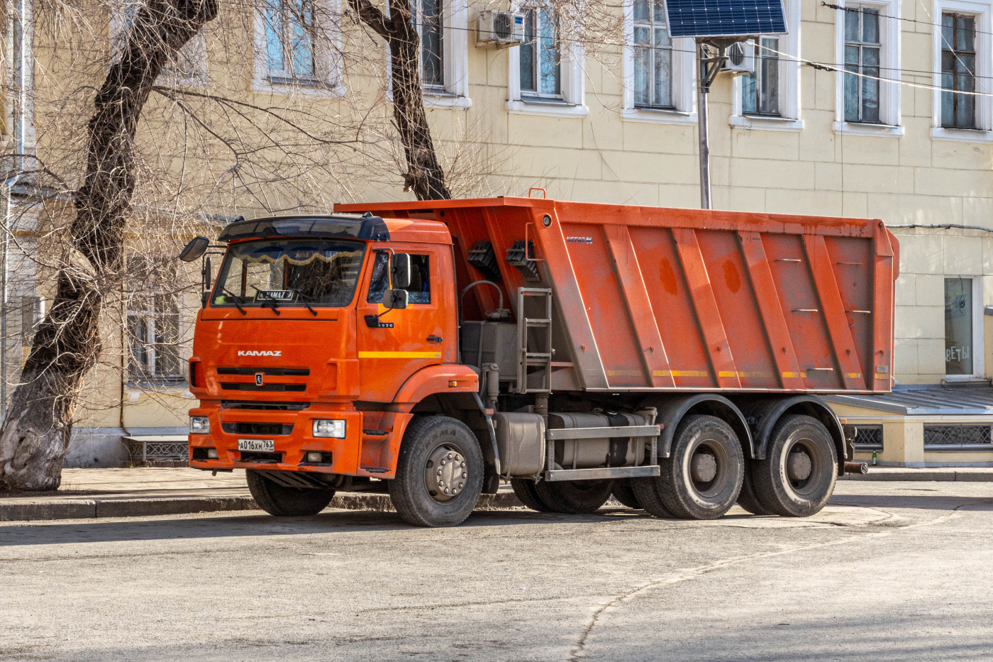 самосвал на шасси КамАЗ-65115 #А016ХН763. г. Самара, площадь Революции