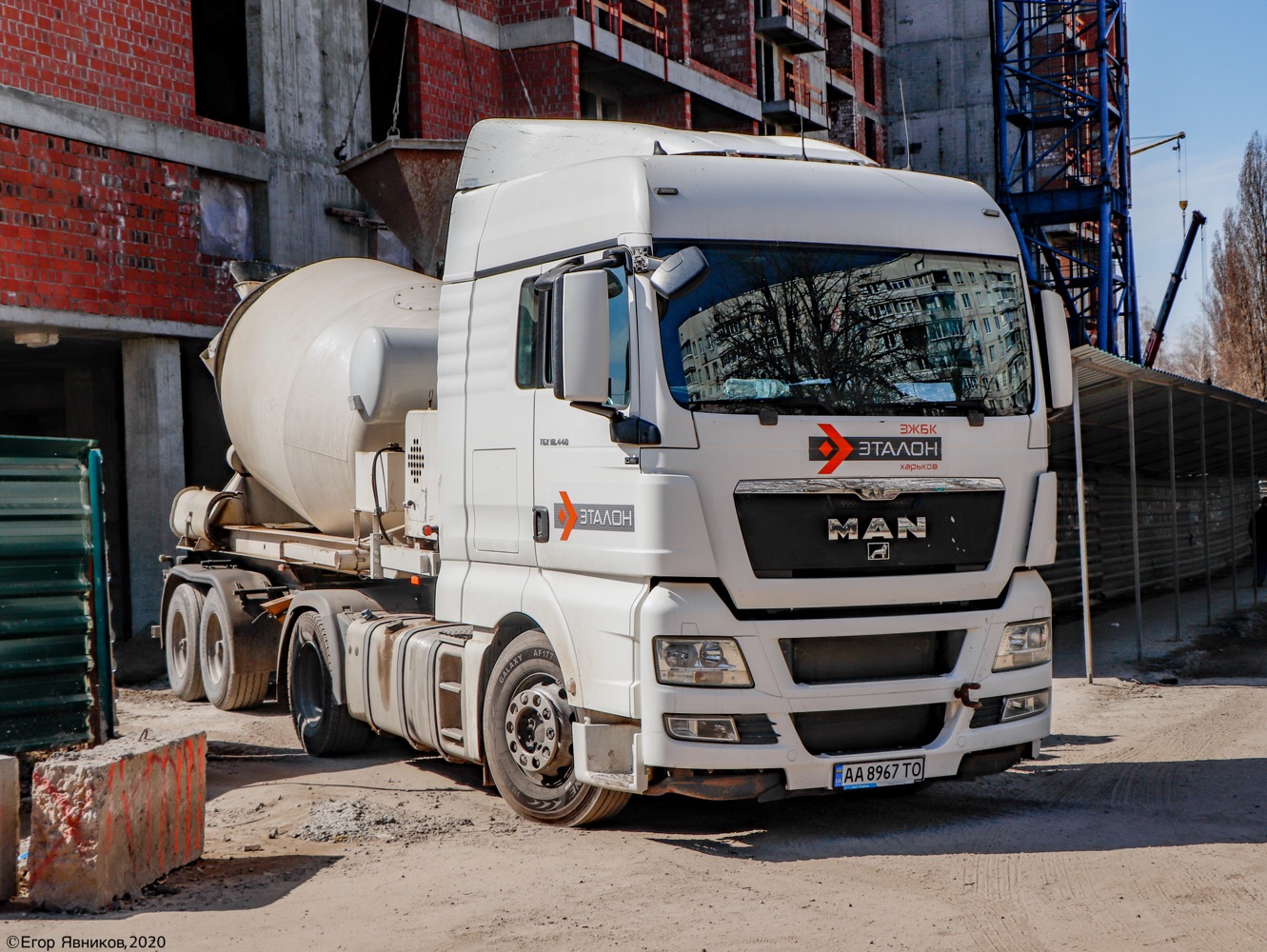 Седельный тягач MAN TGX 18.440, #АА8967ТО с полуприцепом-бетоносмесителем. Харьковская область, г. Харьков, улица Блюхера 