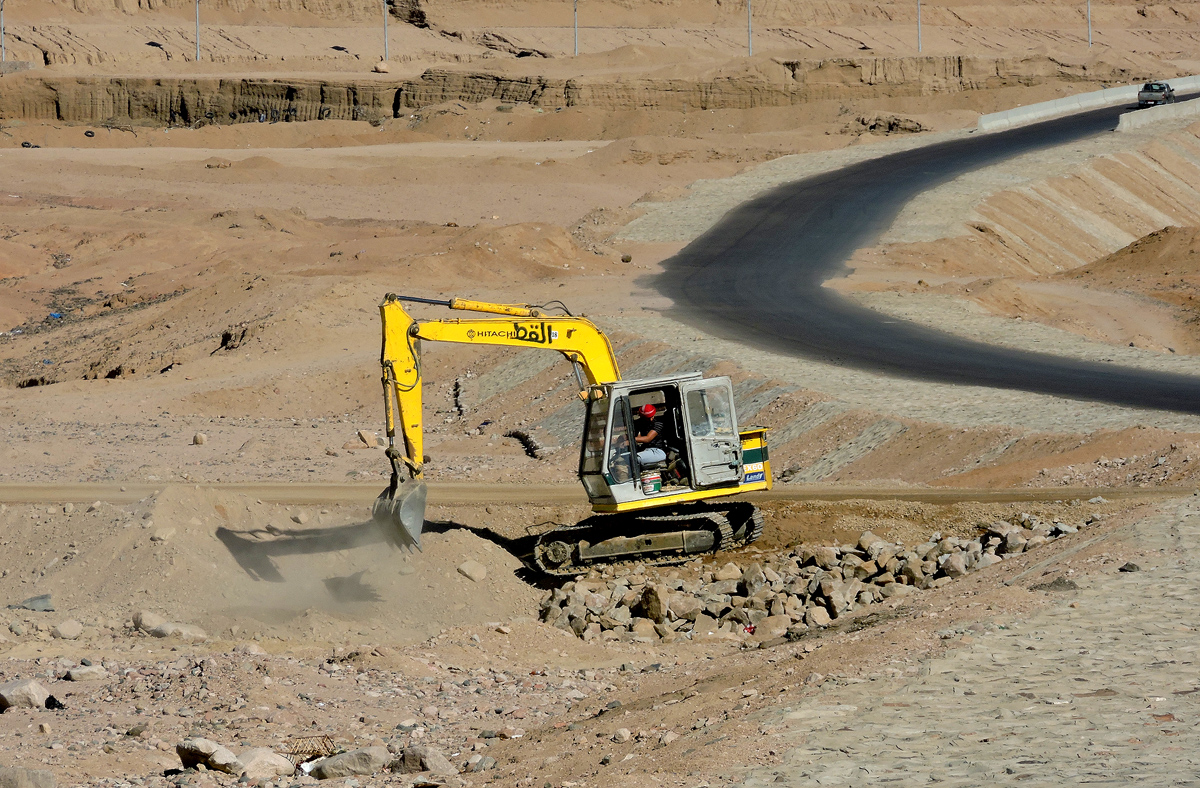  Мини-экскаватор HITACHI EX60. Египет, South Sinai Governorate, Dahab