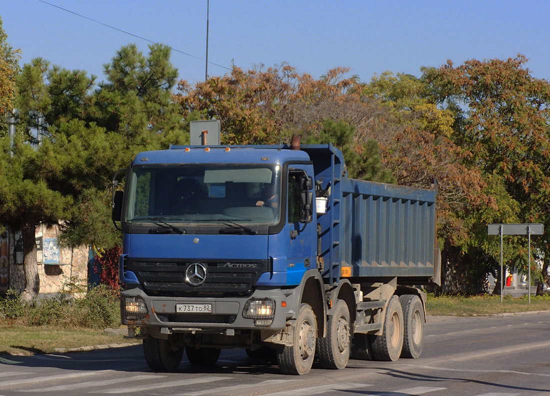 Самосвал на шасси Mercedes-Bens Actros, К 737 ТО 82. Крым, Евпатория, улица 2-й Гвардейской Армии