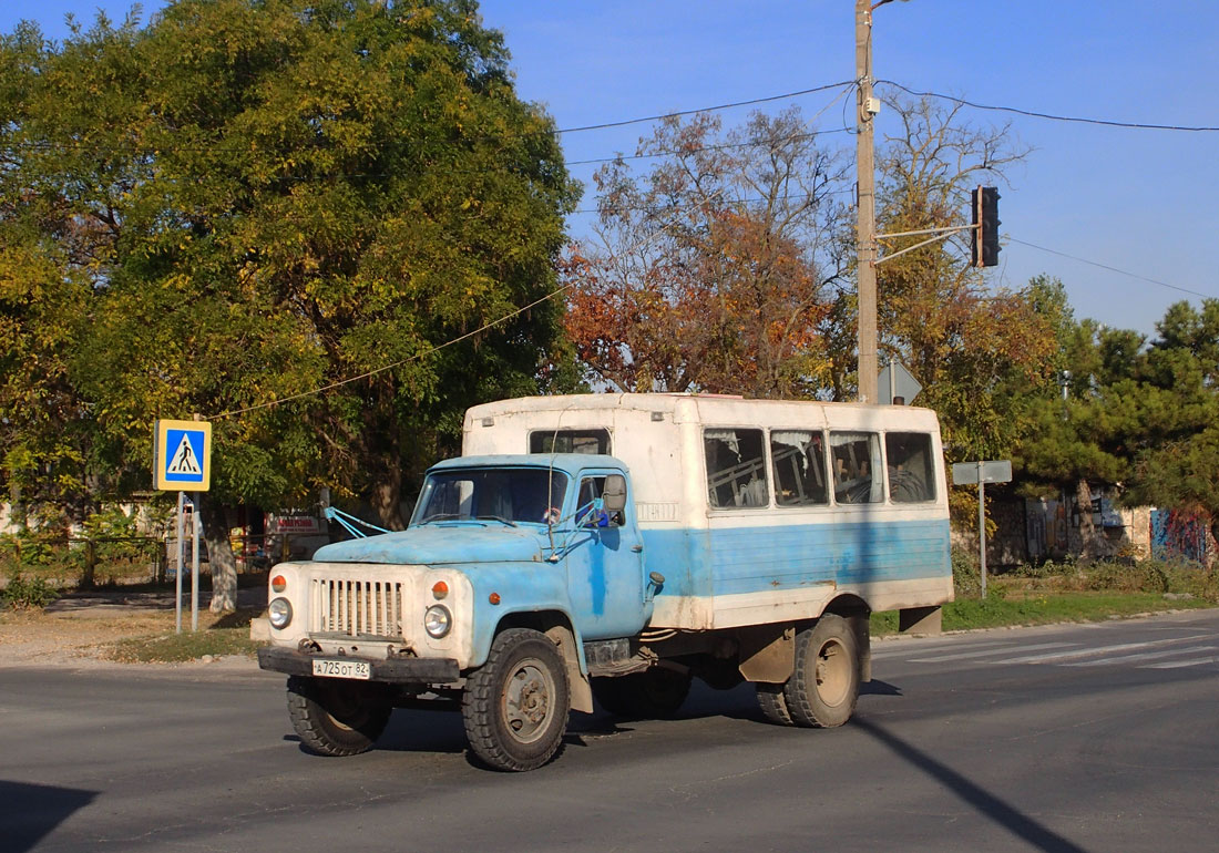 Вахтовый автобус на шасси ГАЗ-53-12, А 725 ОТ 82. Крым, Евпатория, улица 2-й Гвардейской Армии