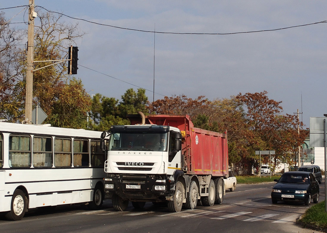 Самосвал на шасси Iveco Trakker №А 784 ЕЕ 750. Крым, Евпатория, улица 2-й Гвардейской Армии