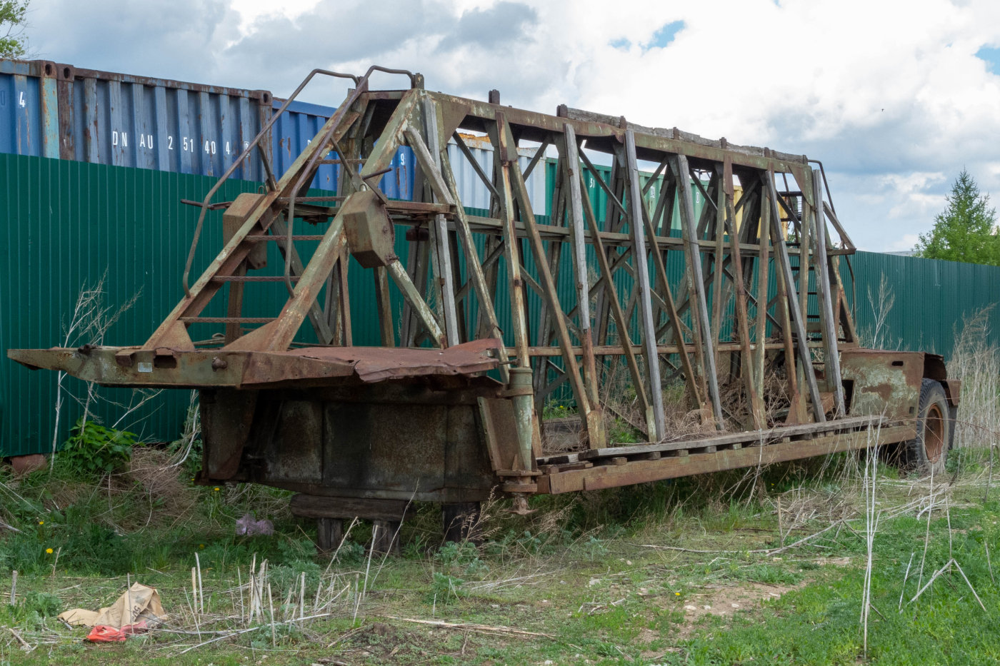 полуприцеп-панелевоз постройки 1989 года. Самарская обл., с. Рождествено, набережная воложки