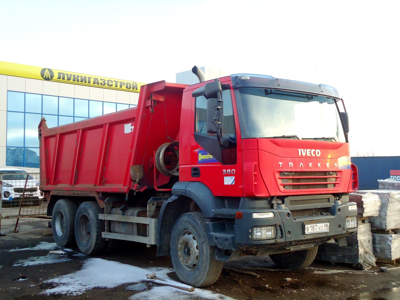 Самосвал Iveco Trakker 380 #В 187 ХО 98. Псков, Гаражный проезд