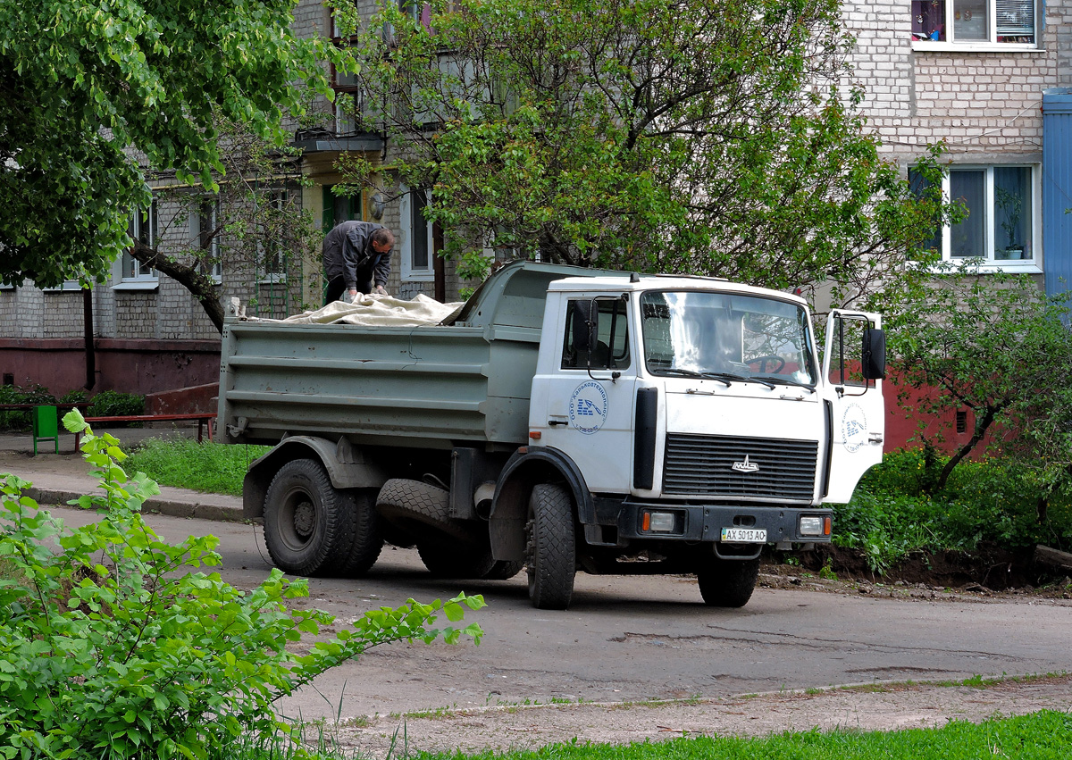 Самосвал МАЗ-5551 #AX 5013 AO. Харьковская область, г. Харьков, Ферганская улица