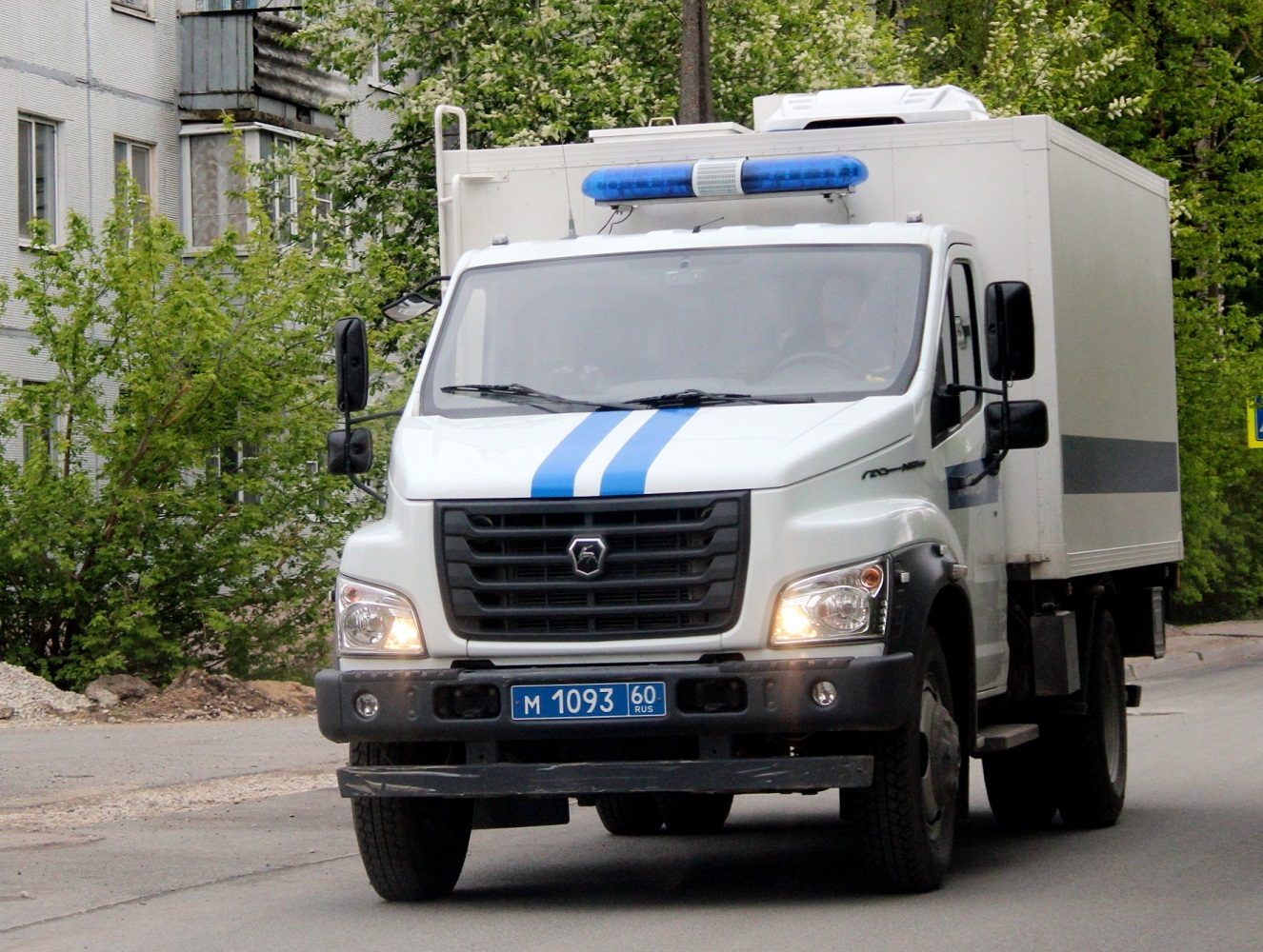 Автозак на шасси ГАЗон-Next #М 1093 60. Псков, улица Олега Кошевого
