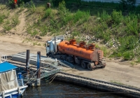 седельный тягач МАЗ-6422 с полуприцепом для перевозки нефтепродуктов. г. Самара, Фрунзенский мостовой переход