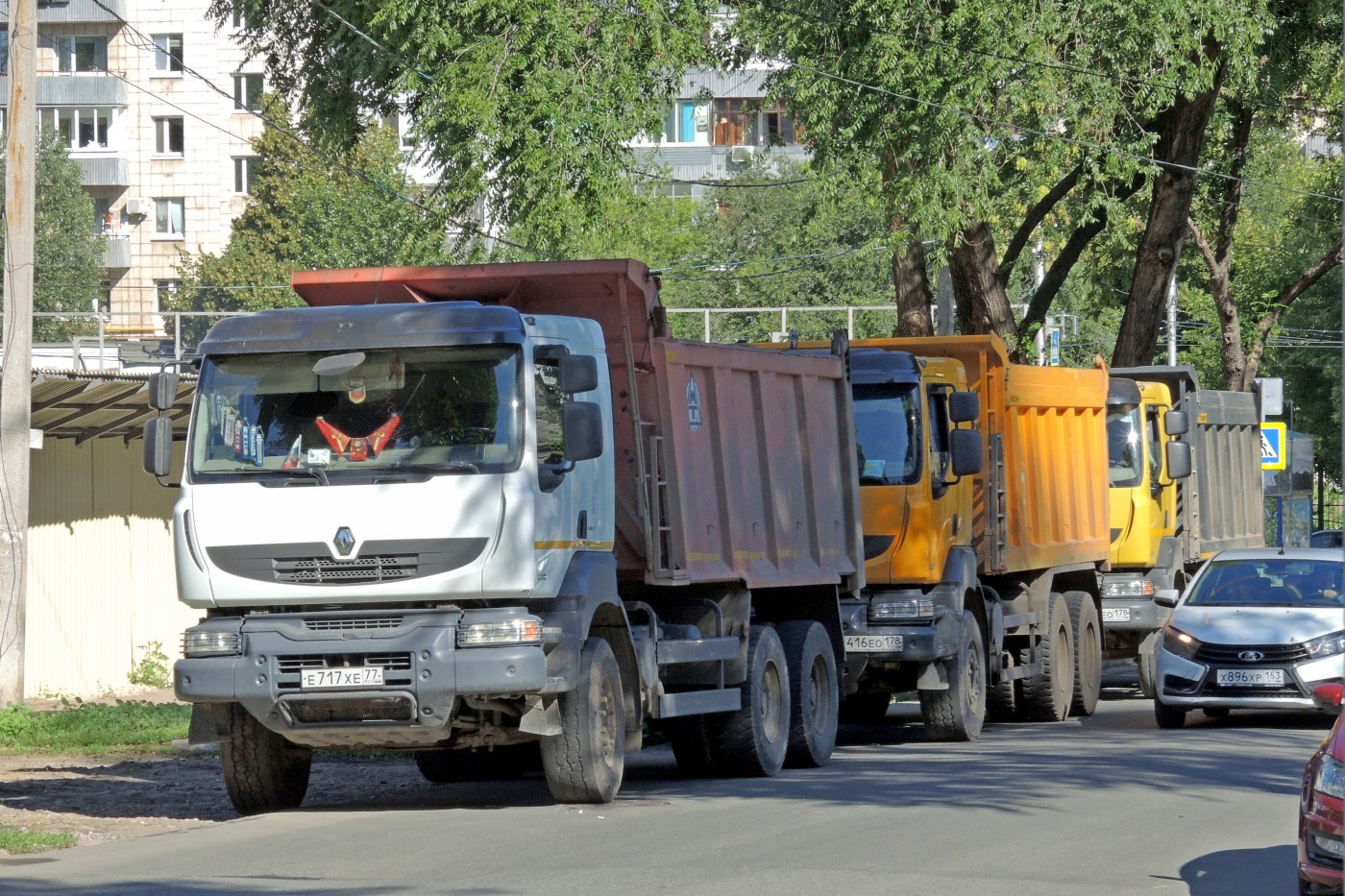 самосвал Renault Kerax #Е717ХЕ77. г. Самара, ул. Чкалова