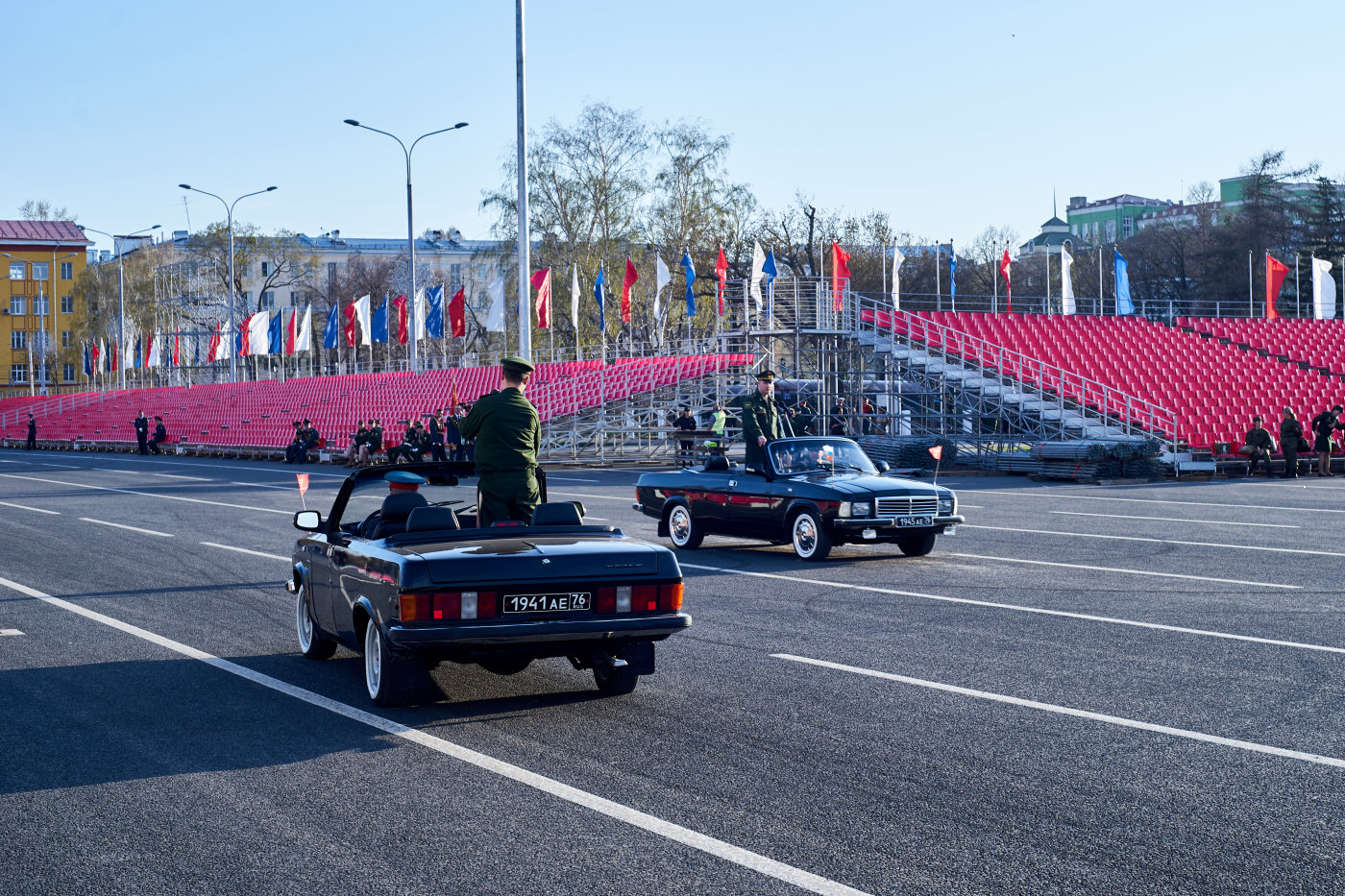 Церимониальный автомобиль на базе легкового автомобиля ГАЗ-3201 "Волга". Всего силами гаража штаба 8-й общевойсковой армии (ранее - штаба ПривВО) построено было две машины. Автомобили используются при проведении парада в честь годовщины Победы в Великой Отечественной Войне. Автомобили имеют регистрационные номера 1941АЕ76 и 1945АЕ76. Автомобили отсняты во время репетиций парадов 2018 и 2020 годов.. г. Самара, пл. им. В. В. Куйбышева