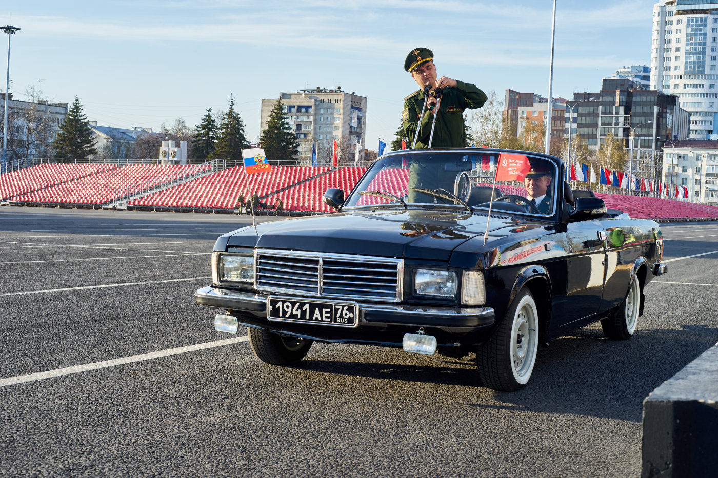 Церимониальный автомобиль на базе легкового автомобиля ГАЗ-3201 "Волга". Всего силами гаража штаба 8-й общевойсковой армии (ранее - штаба ПривВО) построено было две машины. Автомобили используются при проведении парада в честь годовщины Победы в Великой Отечественной Войне. Автомобили имеют регистрационные номера 1941АЕ76 и 1945АЕ76. Автомобили отсняты во время репетиций парадов 2018 и 2020 годов.. г. Самара, пл. им. В. В. Куйбышева