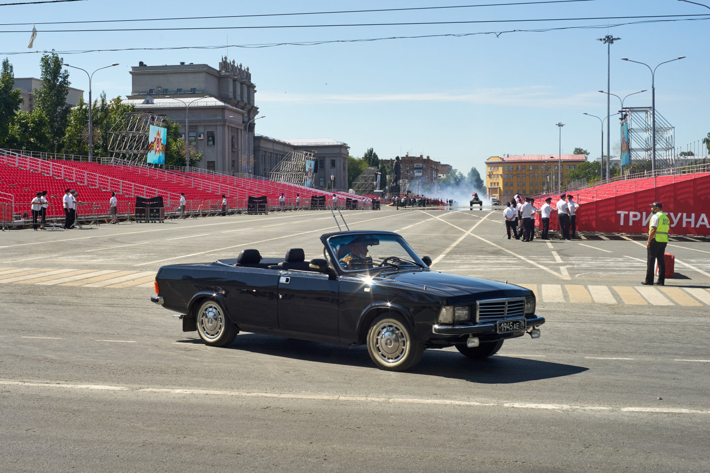 Церимониальный автомобиль на базе легкового автомобиля ГАЗ-3201 "Волга". Всего силами гаража штаба 8-й общевойсковой армии (ранее - штаба ПривВО) построено было две машины. Автомобили используются при проведении парада в честь годовщины Победы в Великой Отечественной Войне. Автомобили имеют регистрационные номера 1941АЕ76 и 1945АЕ76. Автомобили отсняты во время репетиций парадов 2018 и 2020 годов.. г. Самара, пл. им. В. В. Куйбышева
