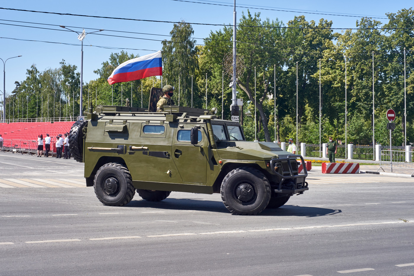 бронеавтомобиль ГАЗ-233014 "Тигр" парадного расчета. г. Самара, ул. Вилоновская