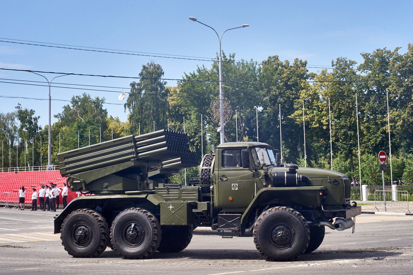 установка залпового огня 9К51 РСЗО "Град" парадного расчета. г. Самара, ул. Вилоновская