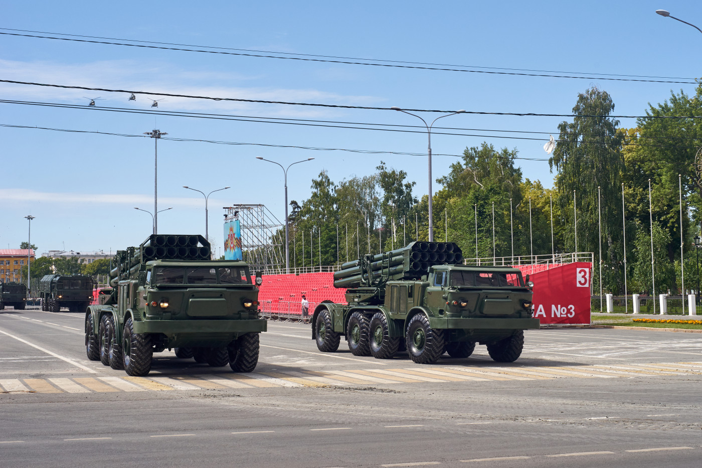 установка залпового огня РСЗО 9К57 «Ураган» парадного расчета. г. Самара, ул. Вилоновская