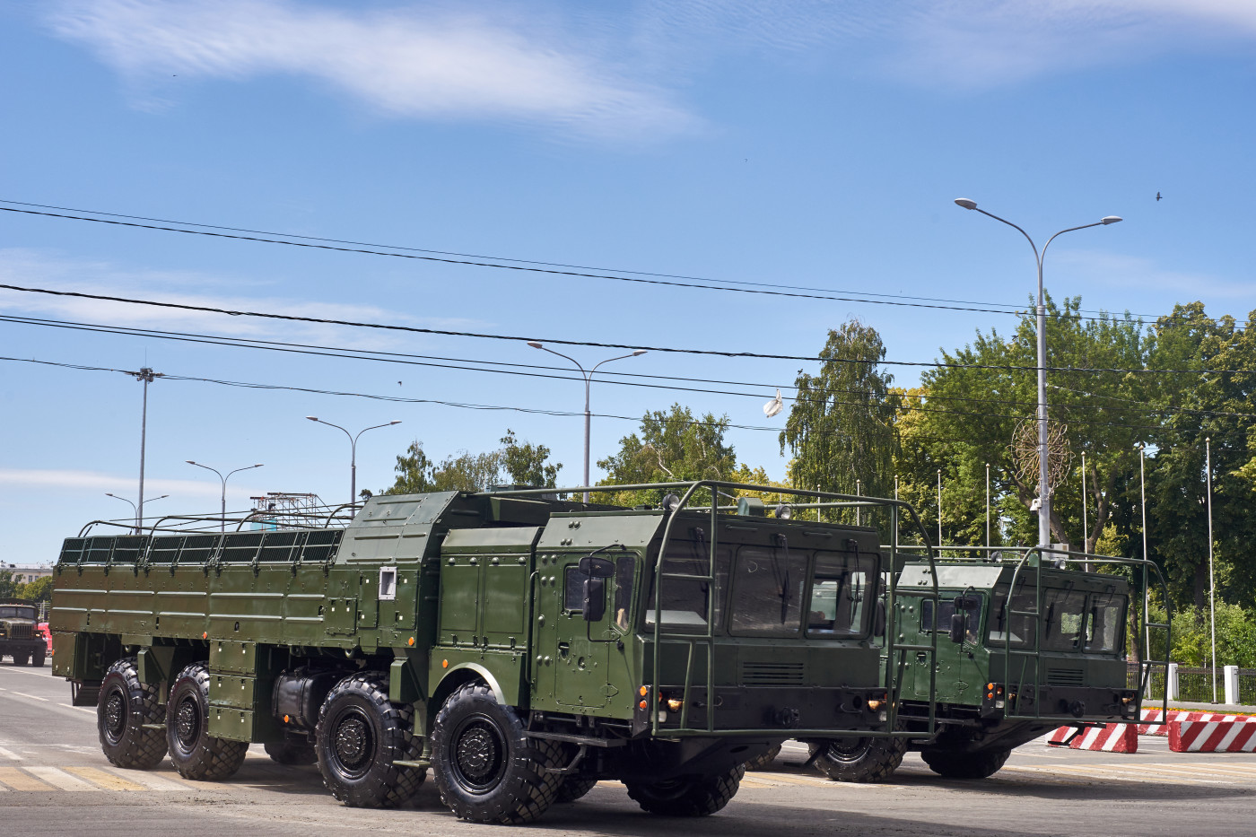 Пусковая установка 9П78-1 комплекса 9К720 "Искандер* на шасси МЗКТ-7930 парадного расчета. г. Самара, ул. Вилоновская