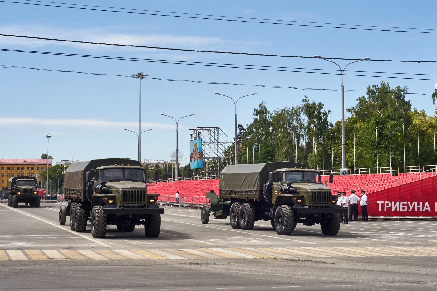 грузовой автомобиль УралАЗ "Урал"-4320-19* с буксируемым орудием Д-30 (2А18) парадного расчета. г. Самара, ул. Вилоновская