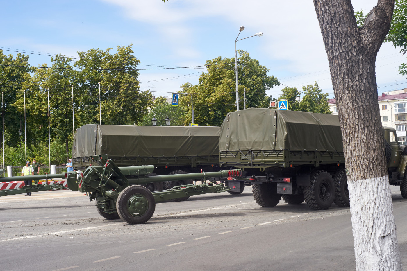 грузовой автомобиль УралАЗ Урал-4320-19* с буксируемым орудием Д-30 (2А18) парадного расчета. г. Самара, ул. Вилоновская