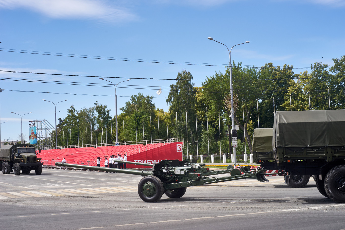 грузовой автомобиль УралАЗ "Урал"-4320-19* с буксируемым противотанковым орудием МТ-12 (2А29) парадного расчета. г. Самара, ул. Вилоновская