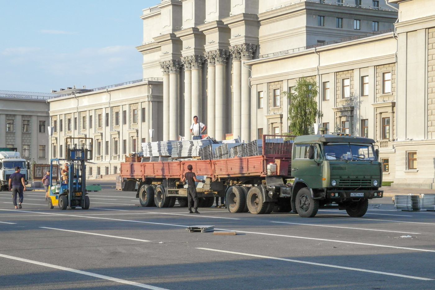 седельный тягач КАМАЗ-65116 с полуприцепом #О787ТК63. г. Самара, площадь им. В. В. Куйбышева