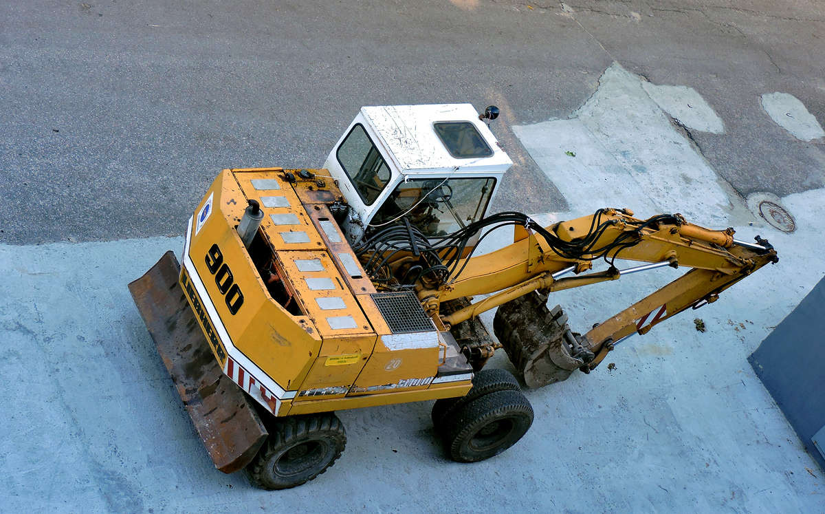 Колесный экскаватор LIEBHERR A900. Харьковская область, г. Харьков, проспект Льва Ландау