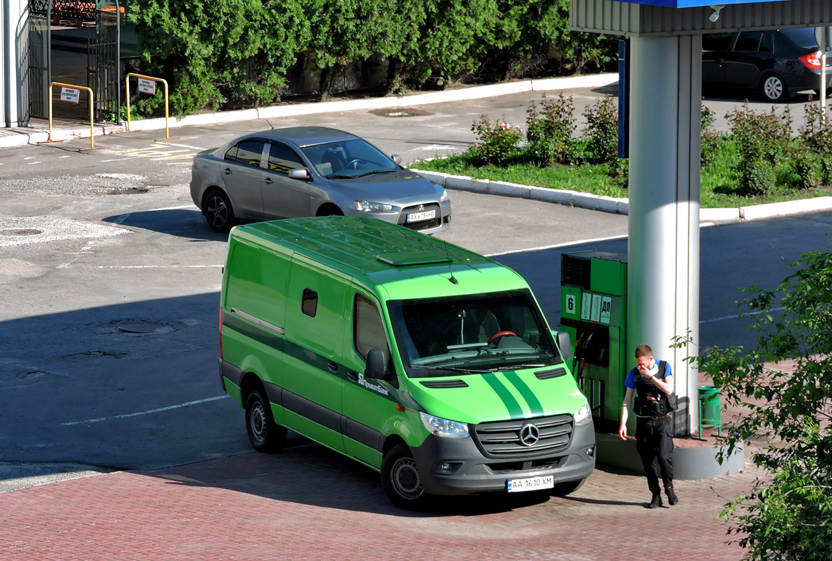 Инкассаторский автомобиль Mercedes-Benz Sprinter 416 CDI #АА 1610 ХМ. Харьковская область, г. Харьков, проспект Льва Ландау