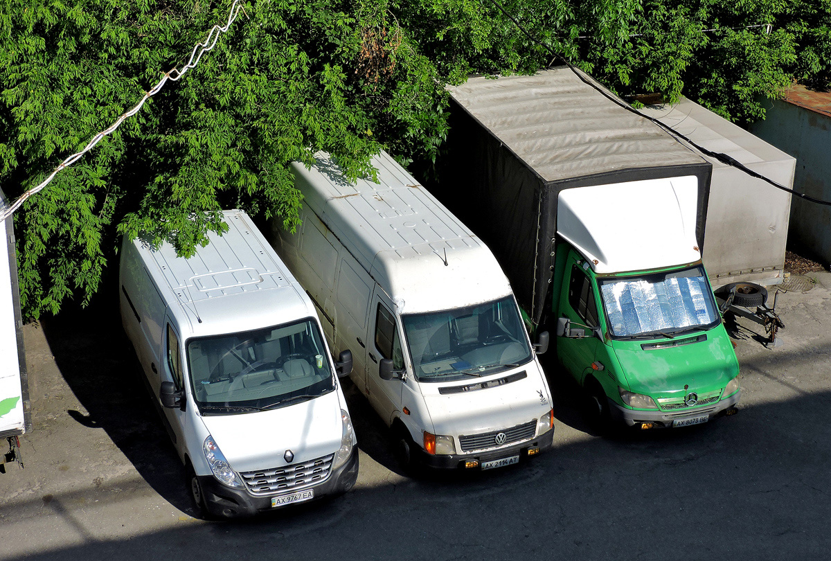 Грузовые фургоны Renault Master #АХ 9767 ЕА и Volkswagen LT #АХ 2114 АТ, бортовой грузовик на шасси Mercedes-Benz #АХ 8073 ВЕ. Харьковская область, г. Харьков, проспект Льва Ландау