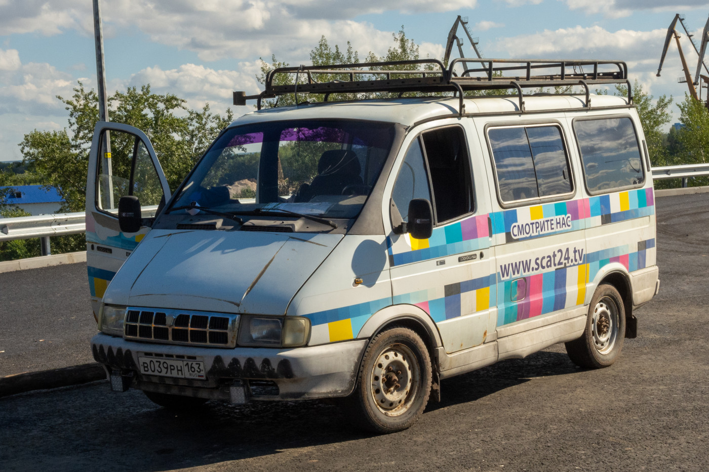 бывший передвижной корпункт на базе ГАЗ-2217* "Соболь" #В039РН163. г. Самара, ул. Молодогвардейская, строительная площадка Фрунзенского моста