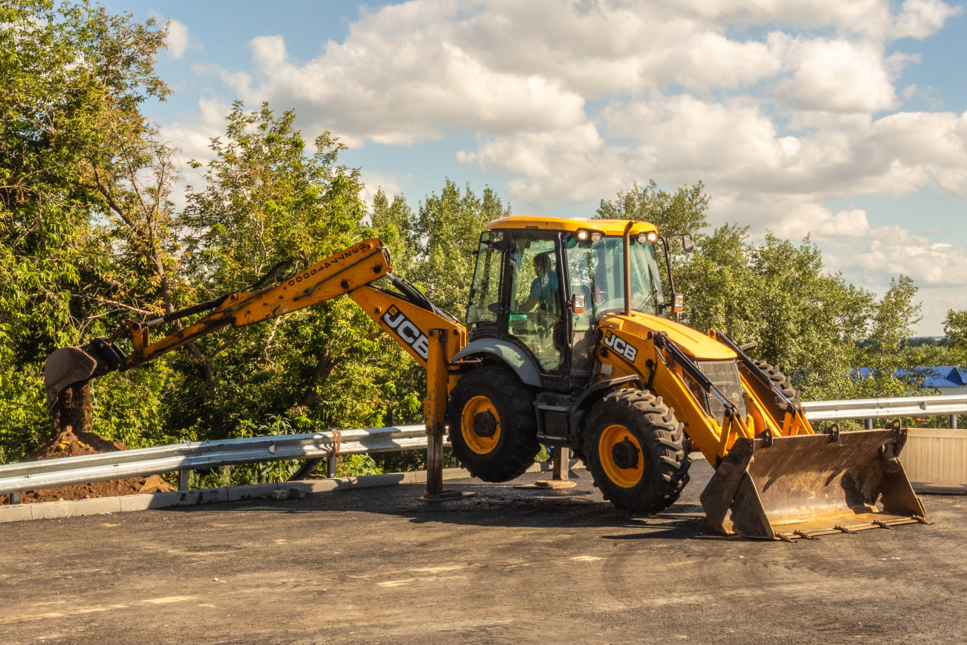 фронтальный погрузчик - экскаватор JCB* . г. Самара, ул. Молодогвардейская, строительная площадка Фрунзенского моста