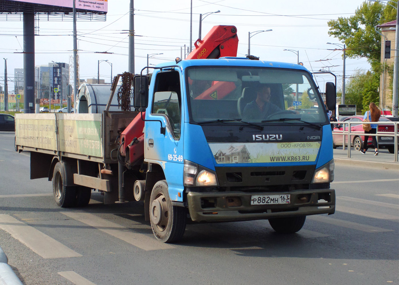 Бортовой грузовой автомобиль с КМУ на шасси Isuzu NQR #Р882МН163. г. Самара, Московское шоссе