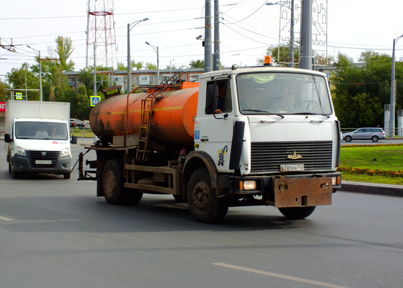 Автогудронатор МК-7 на шасси МАЗ-5551 #А789ВВ763, фургон ГАЗ-A21R22 "Газель Next" #А049РА763. Самара, Московское шоссе