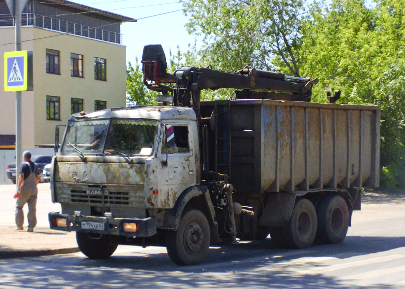 Ломовоз на шасси КамАЗ-53215 #М794ХВ63. г. Самара, ул. Партизанская