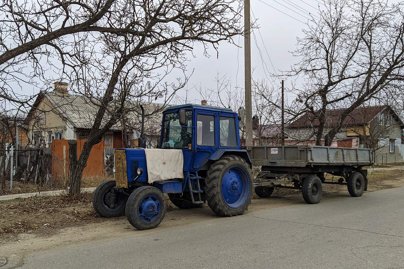 Трактор #844ТА с прицепом #090ТА. Приднестровье, Тирасполь, улица Фурманова