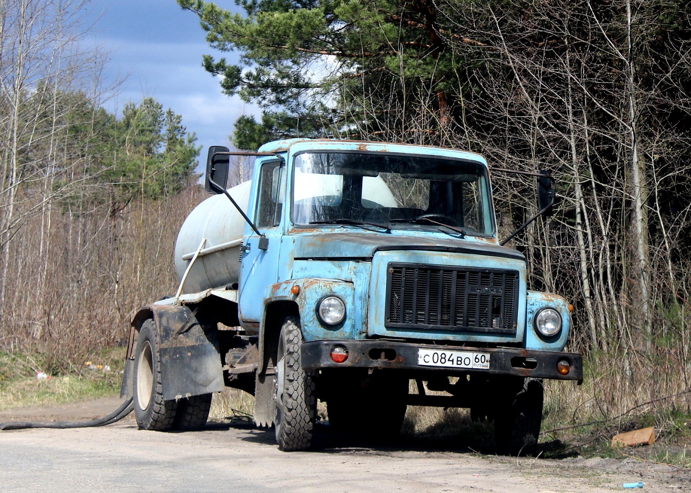 КО-503В на шасси ГАЗ-3307 №С 084 ВО 60. Псков, улица Черняховского