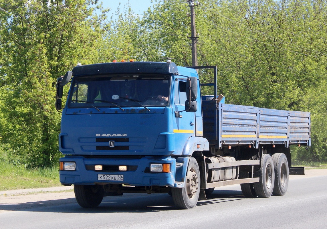 Бортовой грузовик КамАЗ-65117-N3 #К 522 КВ 60. Псков, улица Советской Армии