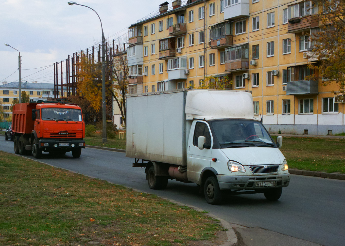 Самосвал на шасси КАМАЗ-65115 #О814РХ163, ГАЗ-3302-288 "Газель-Бизнес" #Н135МР163. г. Самара, улица Мяги