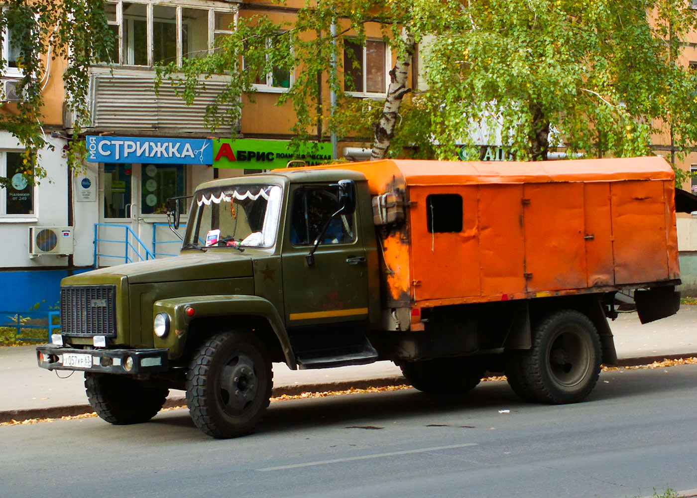 Автомобиль дорожной службы МТРДТ на шасси ГАЗ-3307 #Х057КР63. г. Самара, Революционная улица