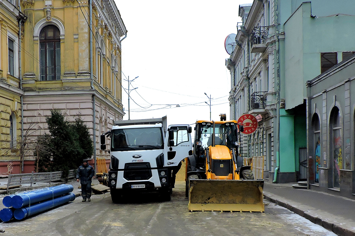 Самосвал Ford Cargo 3542D  #АА 6101 ЕК и экскаватор-погрузчик JCB 3CX. Харьковская область, г. Харьков, переулок Мечникова