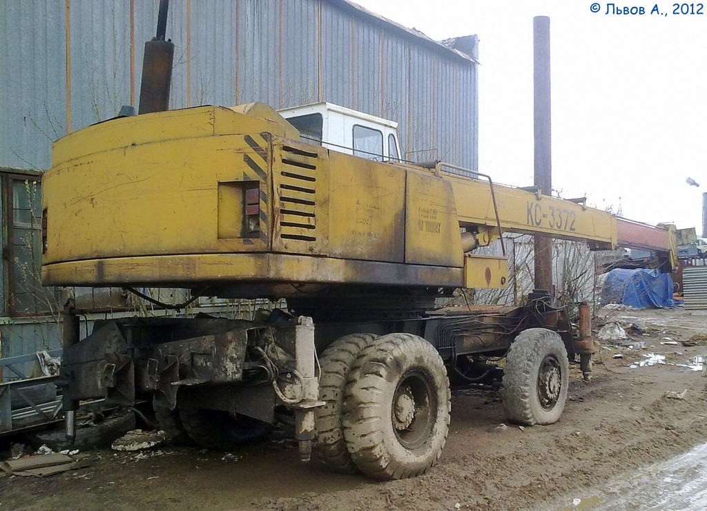 Пневмоколёсный кран КС-3372 . Россия, Тверская область, Удомля, район бывшей пионербазы