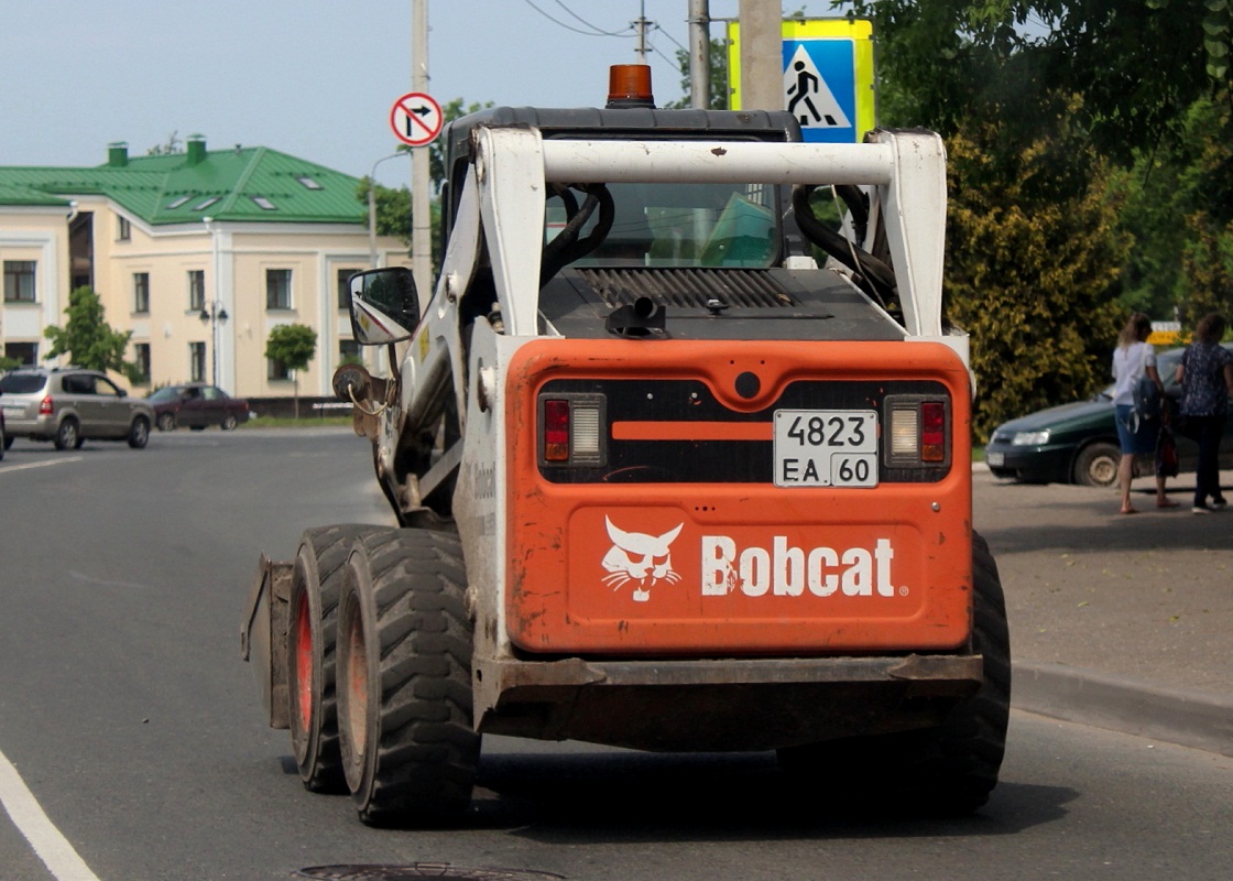 Фронтальный погрузчик Bobcat #4523 ЕА 60. Псков, улица 128-ой Стрелковой Девизии