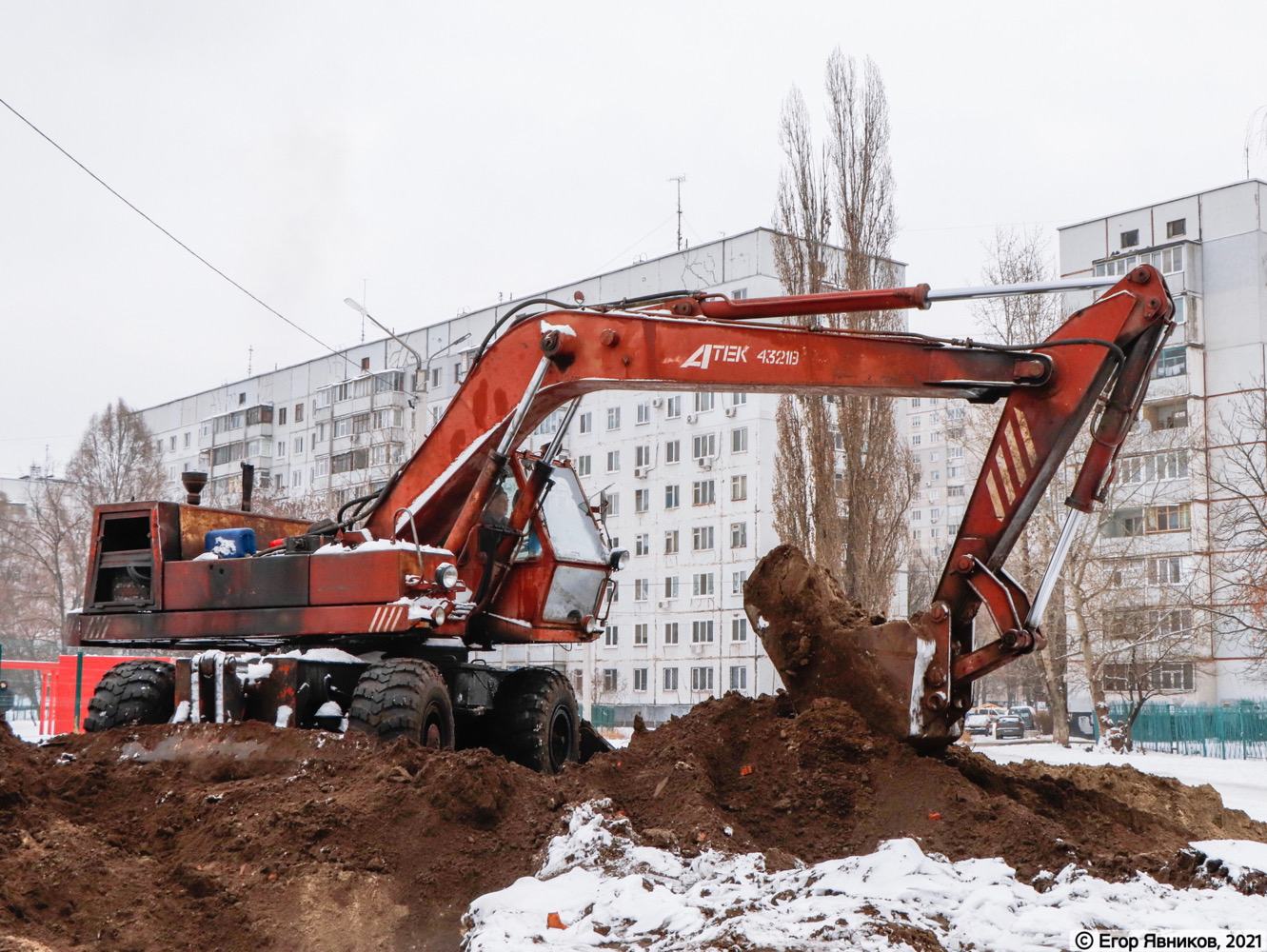 Экскаватор «Харьковских тепловых сетей» ЭО-4321В, #9105ХИ. Харьковская область, г. Харьков, улица Академика Павлова
