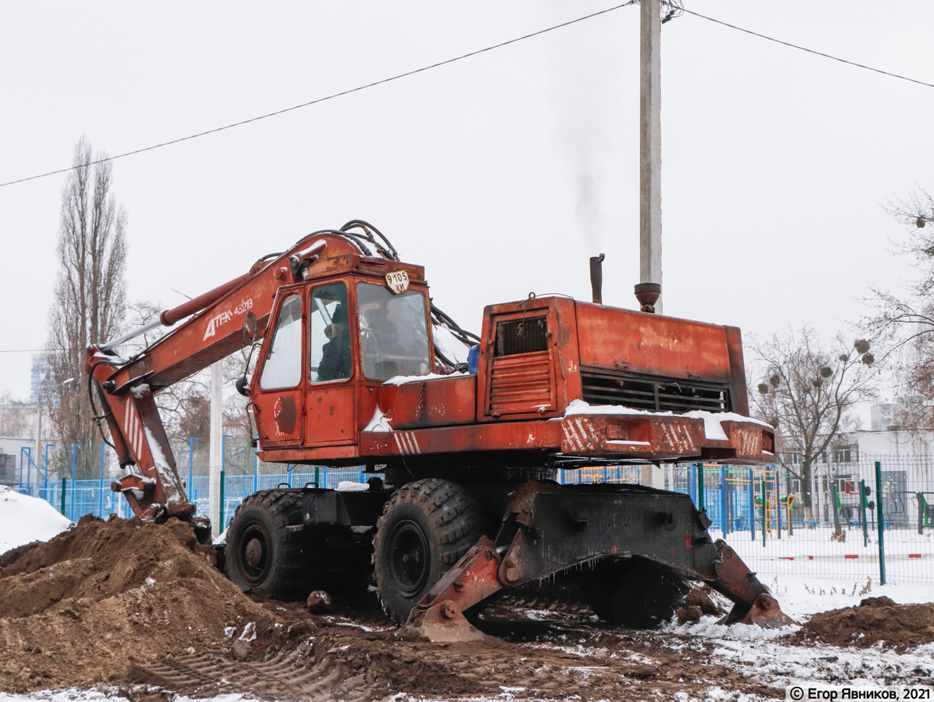 Экскаватор «Харьковских тепловых сетей» ЭО-4321В, #9105ХИ. Харьковская область, г. Харьков, улица Академика Павлова