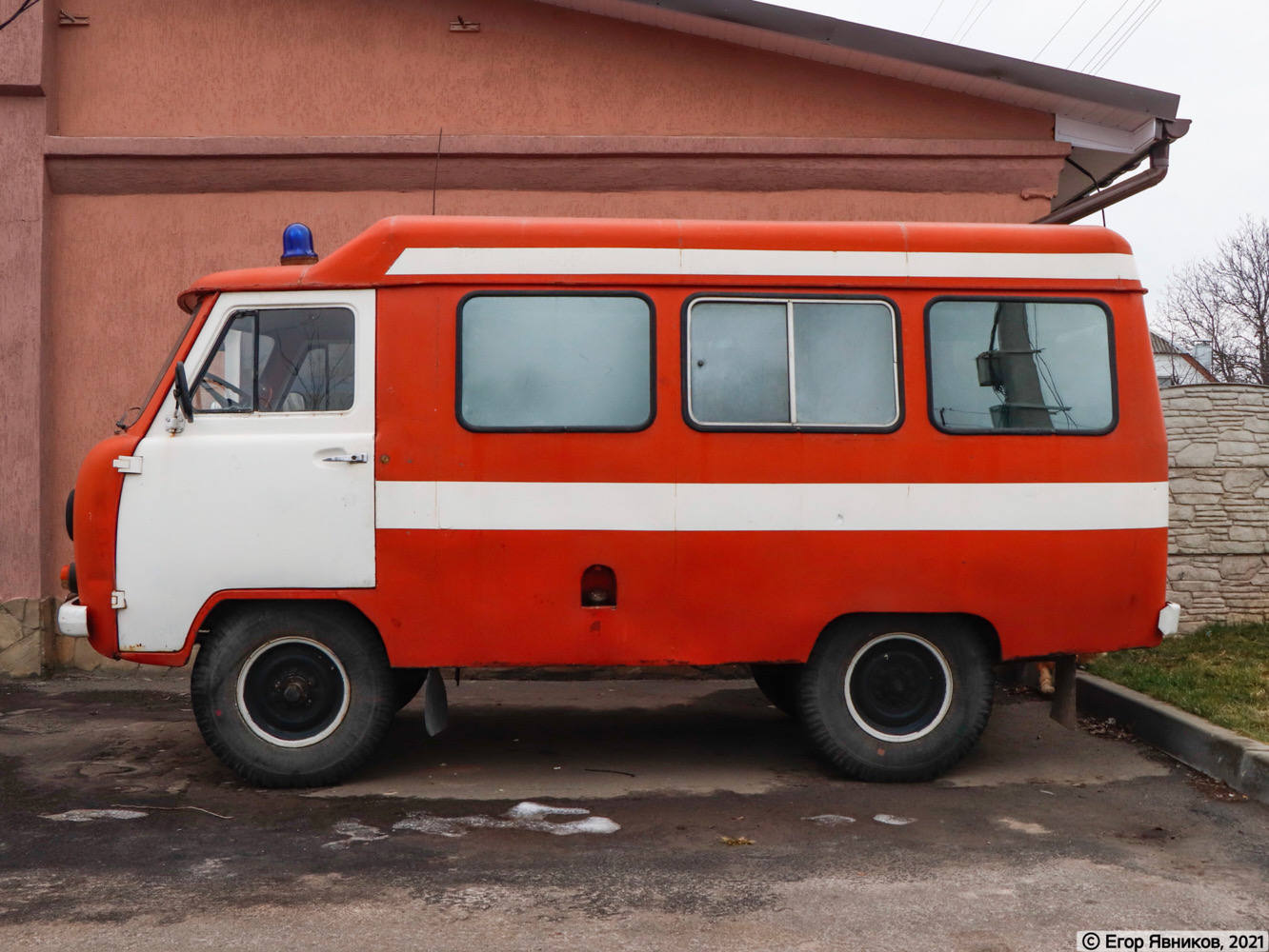 Штабной автомобиль АШ-5 на базе микроавтобуса ЛЭК-452 «Десна-2» на шасси УАЗ-452Д, #8947Ч1. Харьковская область, г. Люботин, переулок Ушакова