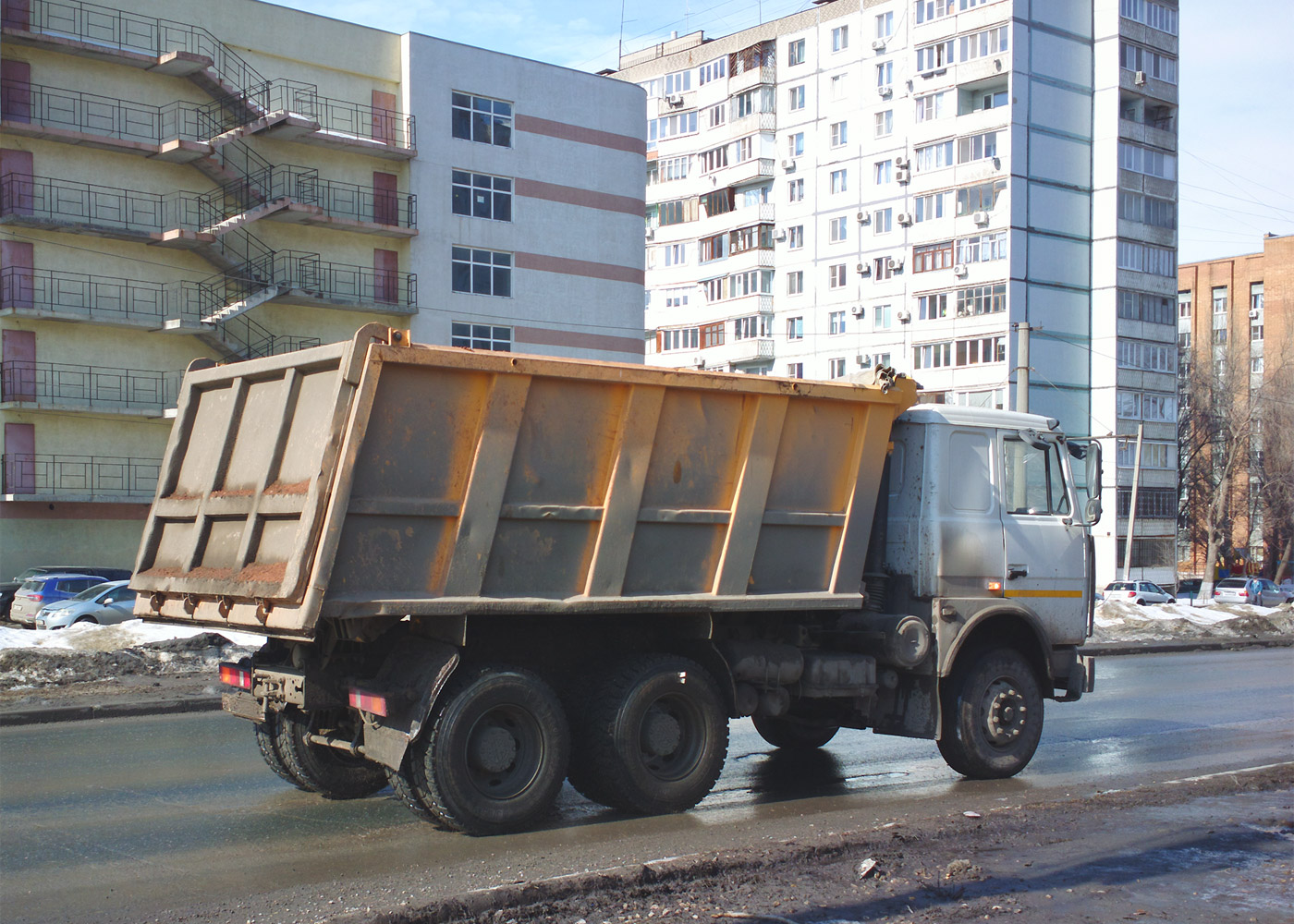 Самосвал МАЗ-5516 #Т304КВ163. г. Самара, ул. Киевская