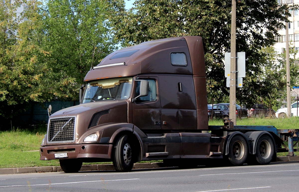 Седельный тягач Volvo VNL 670 #Т029МУ60. Псков, проспект Энтузиастов