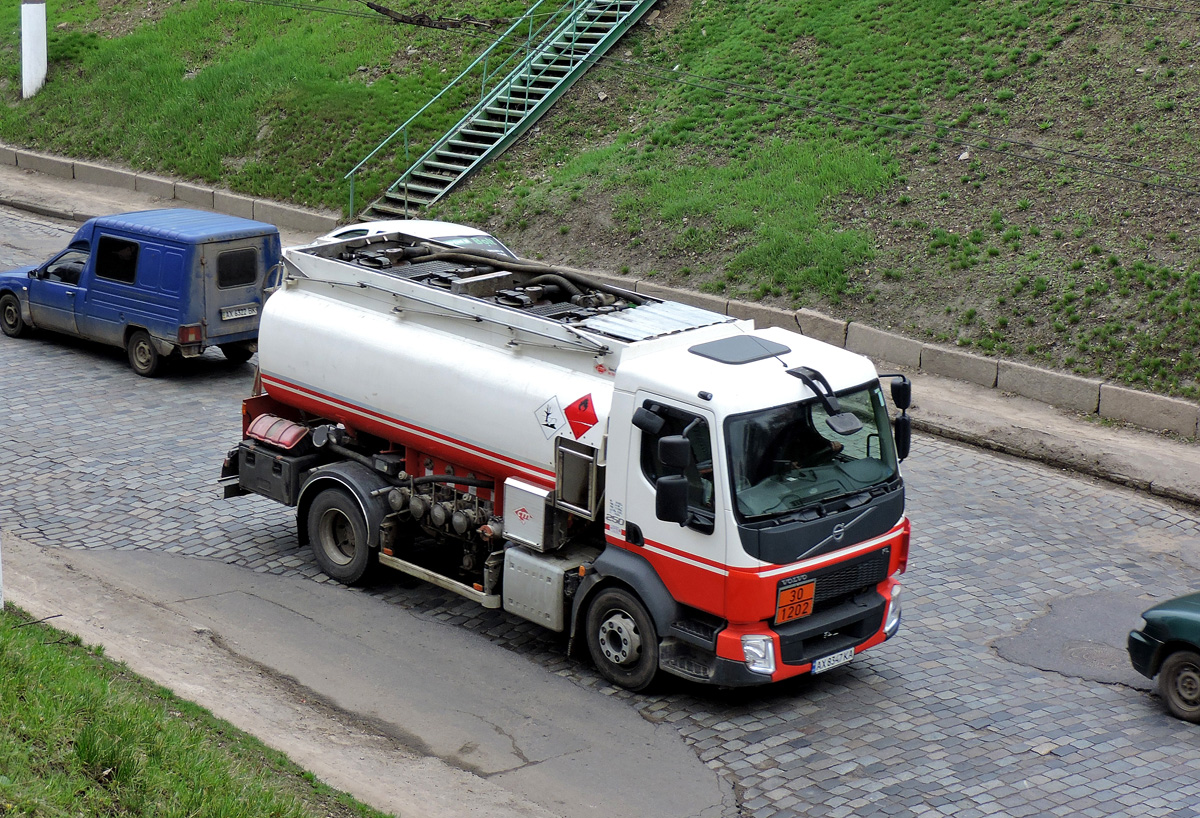 Топливозаправщик VOLVO FL 250 #АХ 8347 КА. Харьковская область, г. Харьков, Большая Панасовская ул.