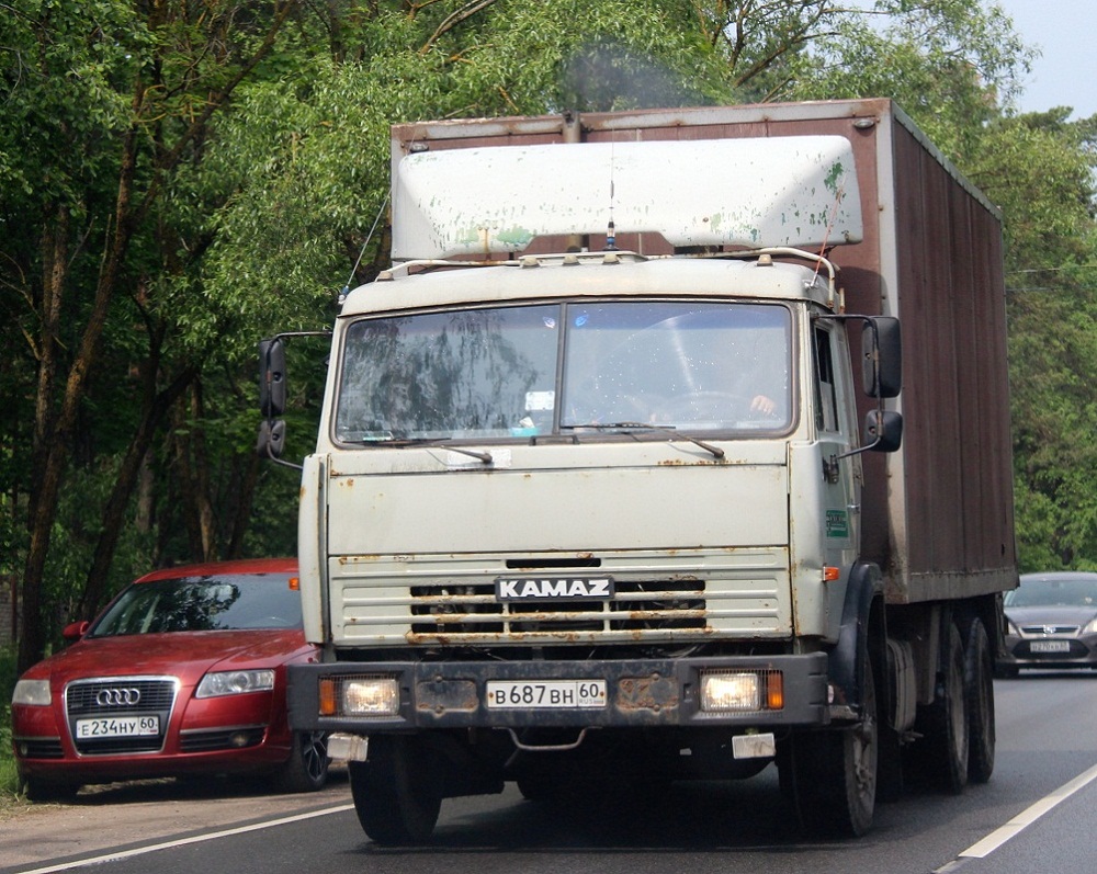 Фургон на шасси КамАЗ-53202 №В 687 ВН 60. Псков, улица Советской Армии