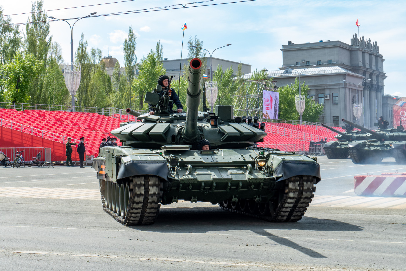 Танк Т-90 парадного расчета. г. Самара, пл. им. В. В. Куйбышева